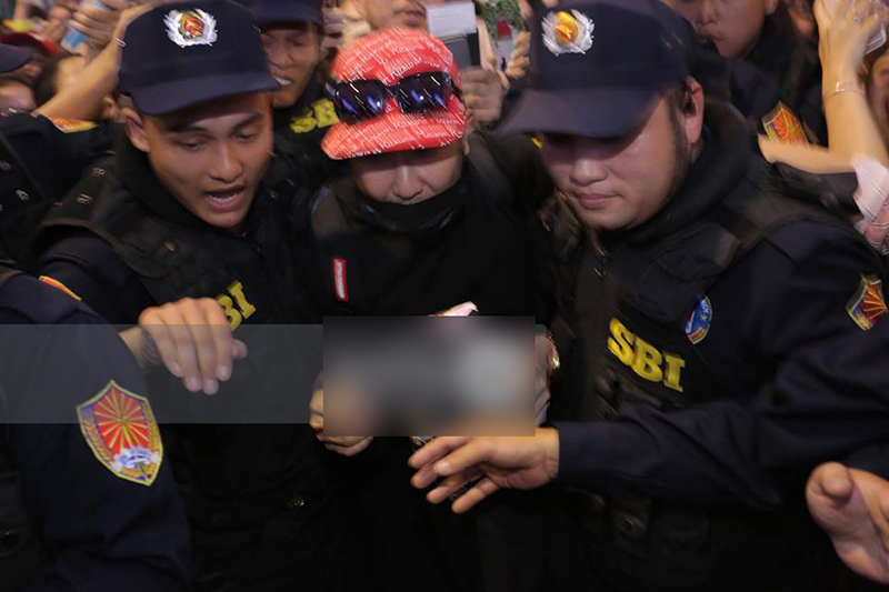 Cuối cùng Haha (Running Man) đã xuất hiện, vất vả thoát khỏi vòng vây cuồng nhiệt của fan Việt